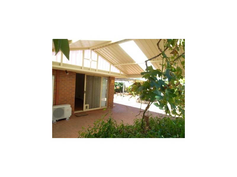 16 Camfield Loop, Parmelia WA 6167