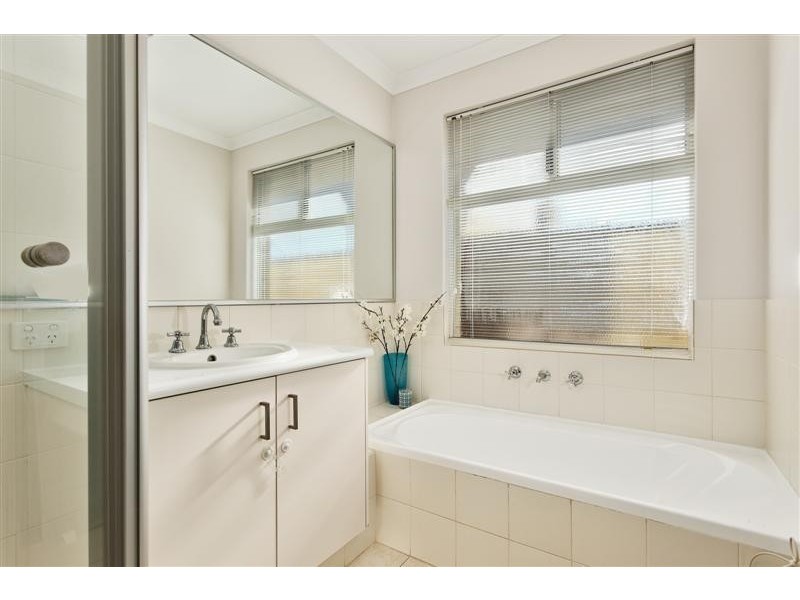 35 Leichhardt Crossing, Hammond Park WA 6164