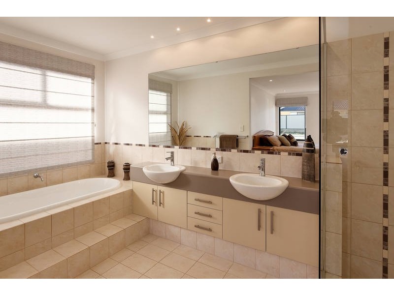 15 Staaten St, Hammond Park WA 6164