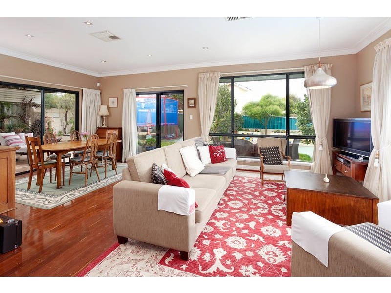 25 Bromley Road, Hilton WA 6163