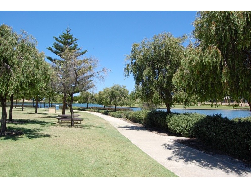 8 Lakeside Vista, Waikiki WA 6169