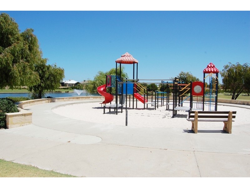 8 Lakeside Vista, Waikiki WA 6169