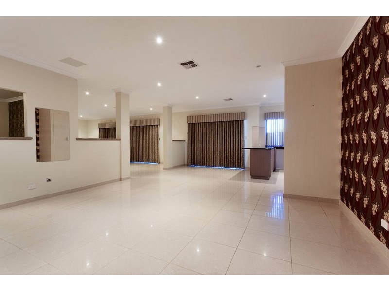 8 Weymouth Road, Aubin Grove WA 6164