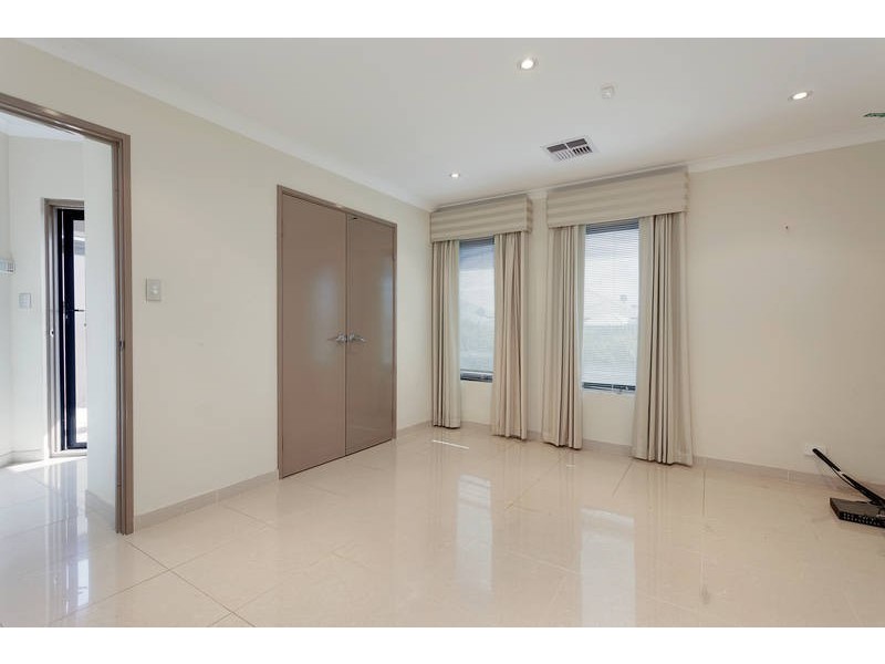 8 Weymouth Road, Aubin Grove WA 6164