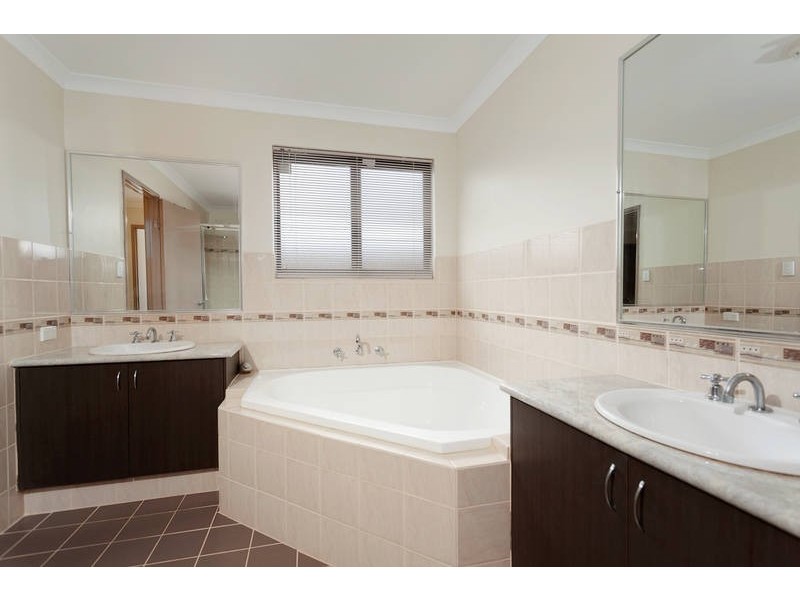 8 Weymouth Road, Aubin Grove WA 6164