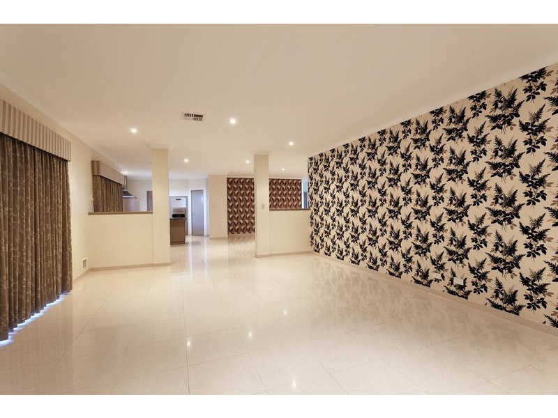 8 Weymouth Road, Aubin Grove WA 6164