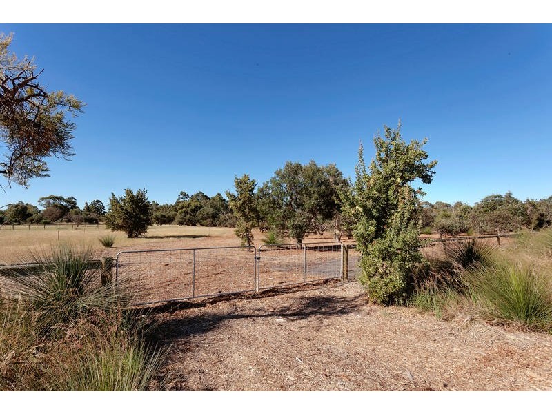2/15 Bodeman Road, Wandi WA 6167