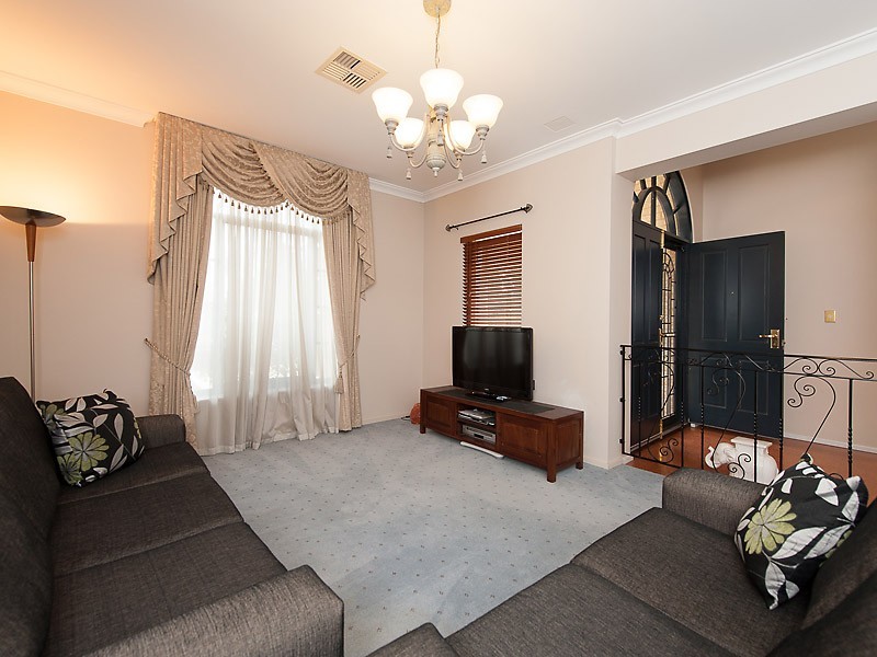 82 Peterborough Circle, North Lake WA 6163