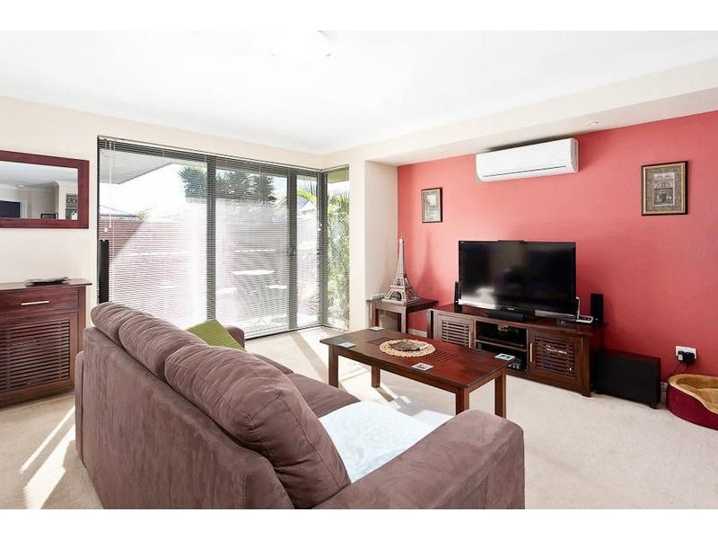 8 Goulburn Approach, Hammond Park WA 6164