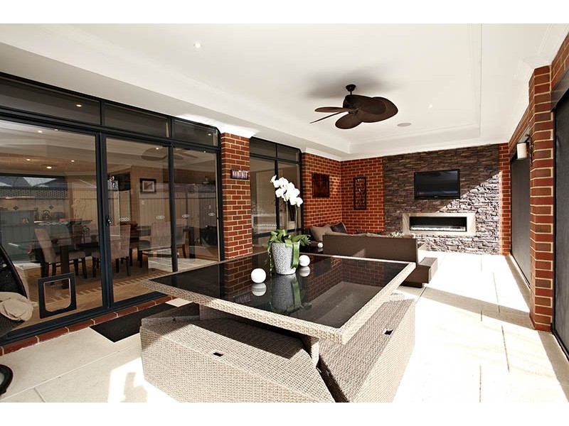 17 Montgomery Drive, Success WA 6164