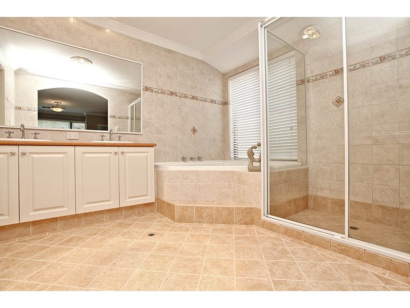 17 Montgomery Drive, Success WA 6164