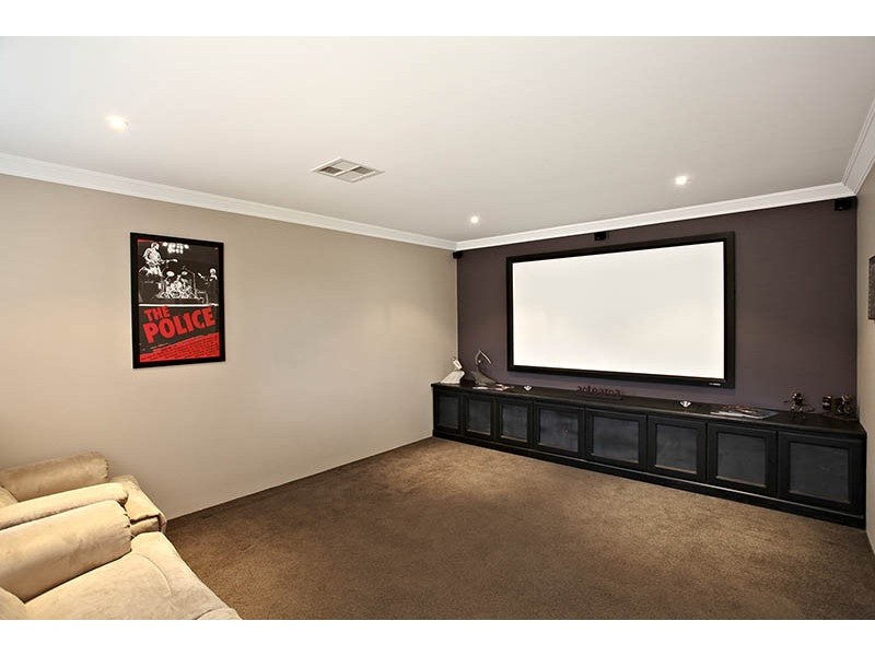 17 Montgomery Drive, Success WA 6164