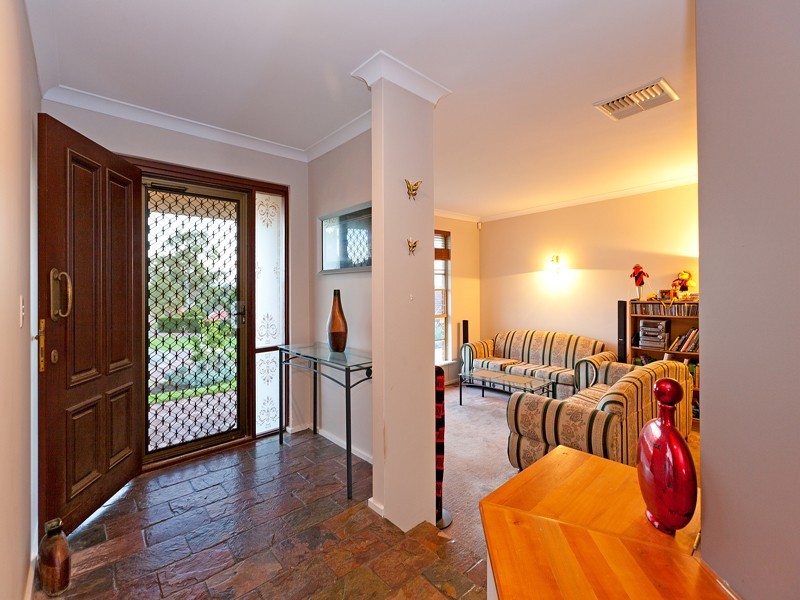 13 Lakeview Place, Bibra Lake WA 6163