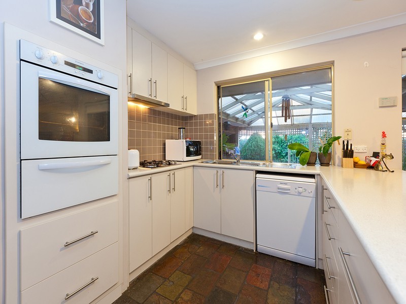 13 Lakeview Place, Bibra Lake WA 6163