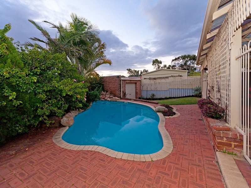 13 Lakeview Place, Bibra Lake WA 6163