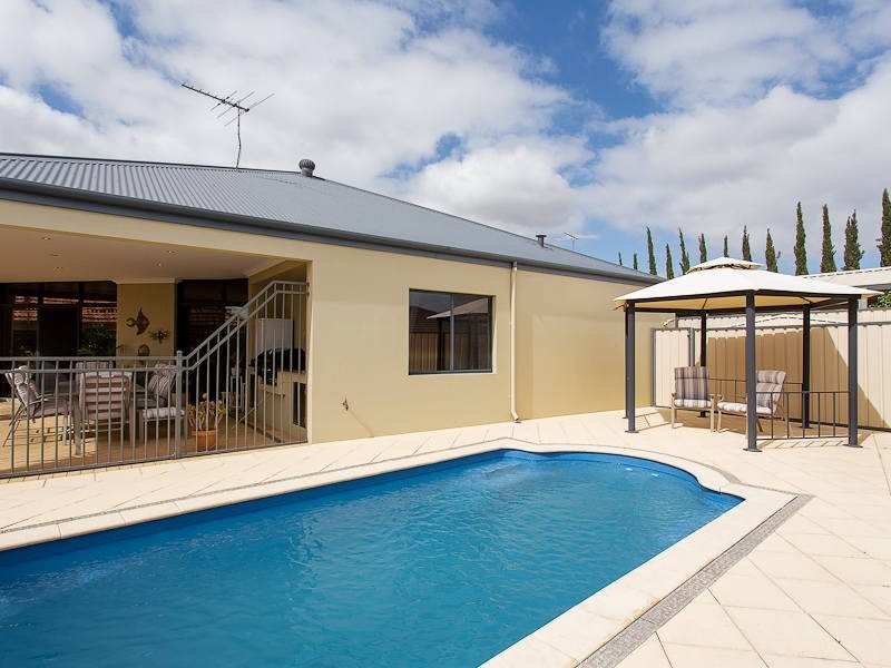 15 Skipper Crescent, Success WA 6164