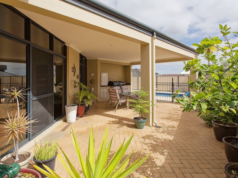 15 Skipper Crescent, Success WA 6164