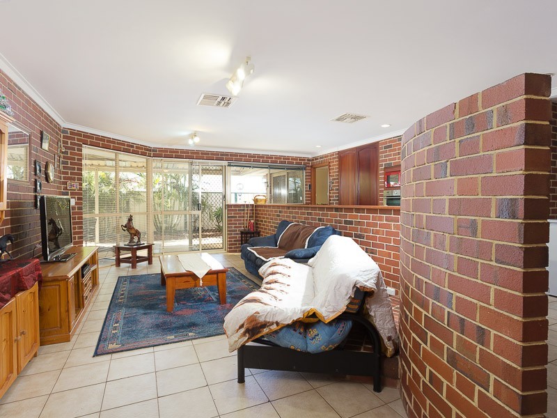 10 Thatched Court, Bibra Lake WA 6163