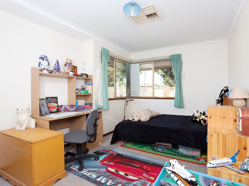 10 Thatched Court, Bibra Lake WA 6163