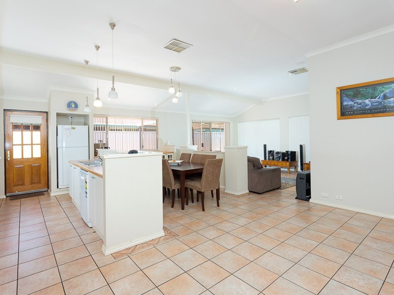 24 Carlhausen Close, Atwell WA 6164