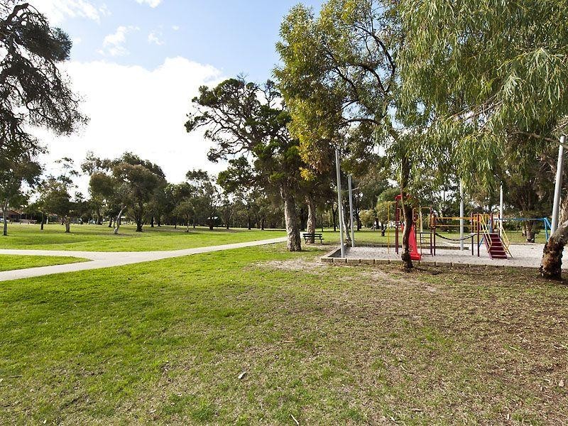 2 Lark Court, Yangebup WA 6164