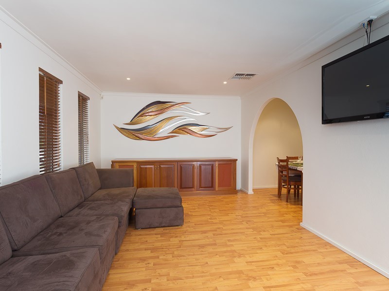 13 Mandfield Way, Parmelia WA 6167