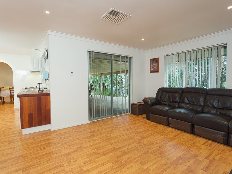 13 Mandfield Way, Parmelia WA 6167