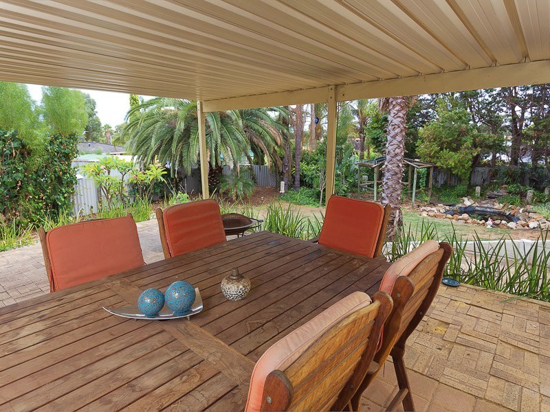 13 Mandfield Way, Parmelia WA 6167