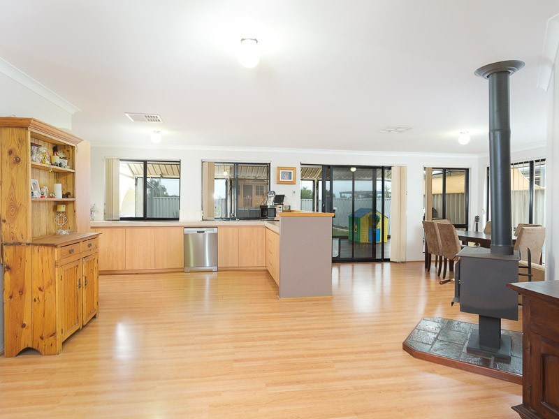 10 Acorn Place, South Lake WA 6164