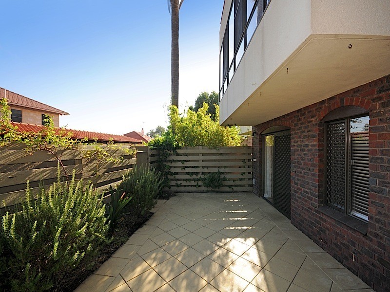 2/6 McNamara Way, Cottesloe WA 6011