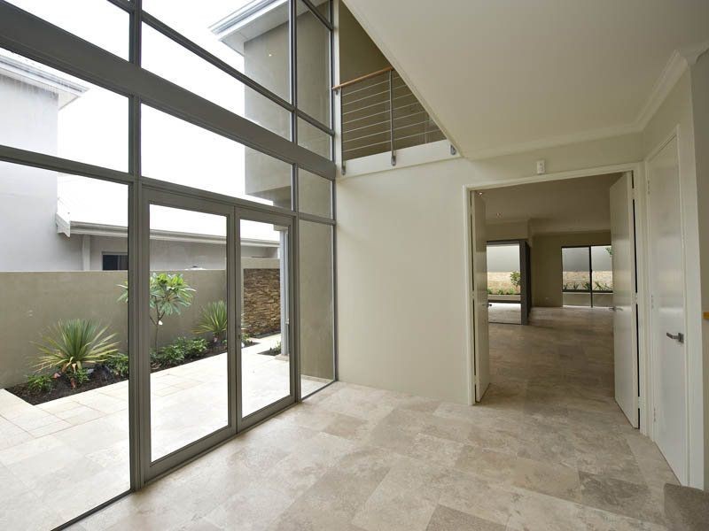 7 Barrow Crescent, North Coogee WA 6163