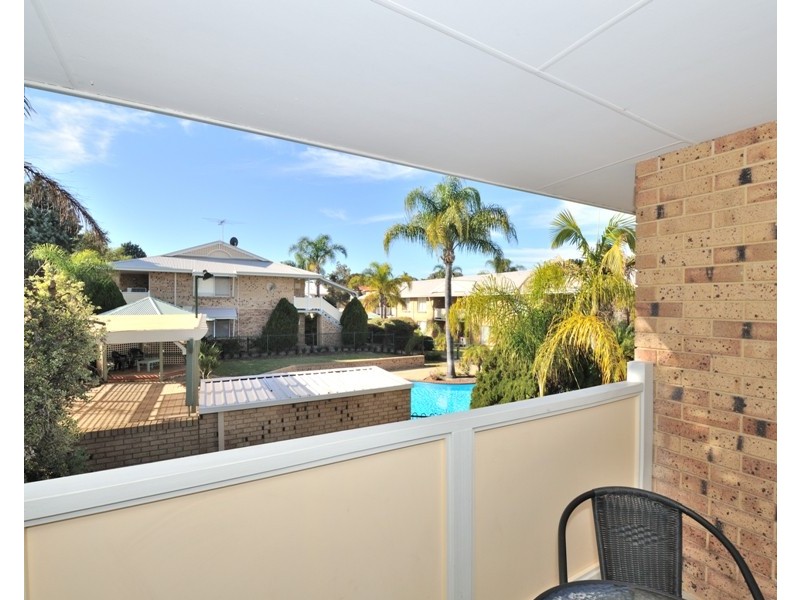 10/2 Pinewood Avenue, Kardinya WA 6163