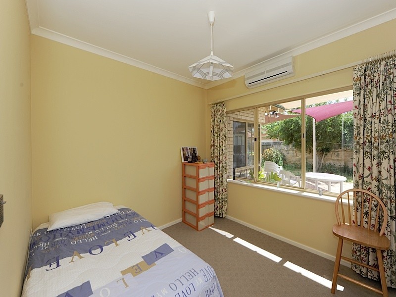 2 Chessington Gardens, Claremont WA 6010