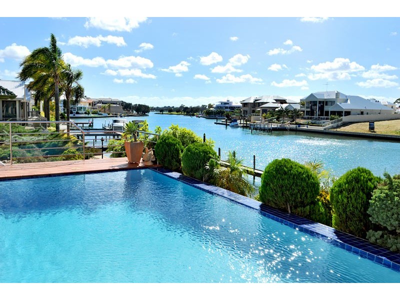 9 Cambria Island Retreat, Halls Head WA 6210
