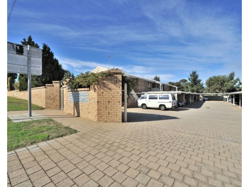 10/2 Pinewood Avenue, Kardinya WA 6163
