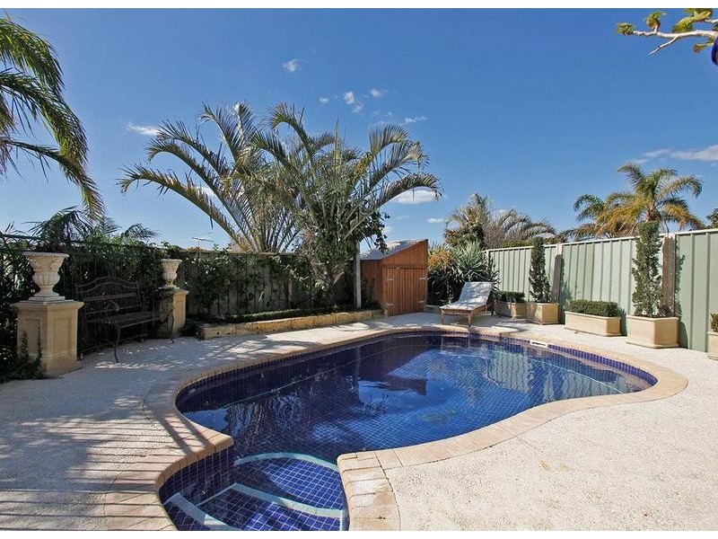 6 Delphi Place, Coogee WA 6166