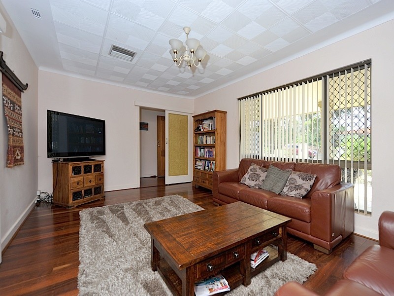 25 Pass Crescent, Beaconsfield WA 6162