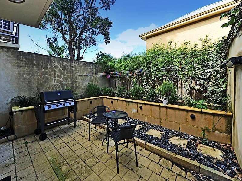 4/98 Stirling Highway, North Fremantle WA 6159