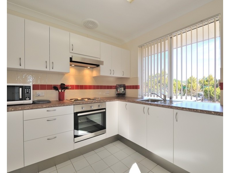 10/2 Pinewood Avenue, Kardinya WA 6163