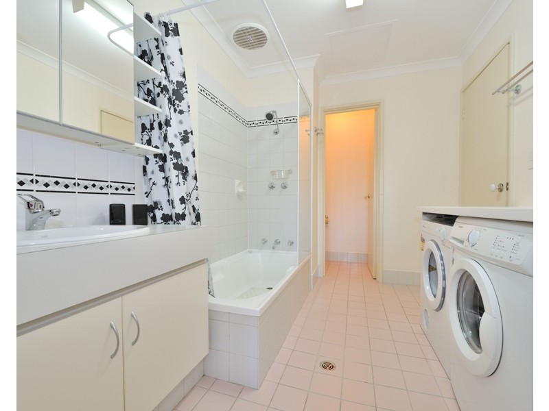 10/2 Pinewood Avenue, Kardinya WA 6163