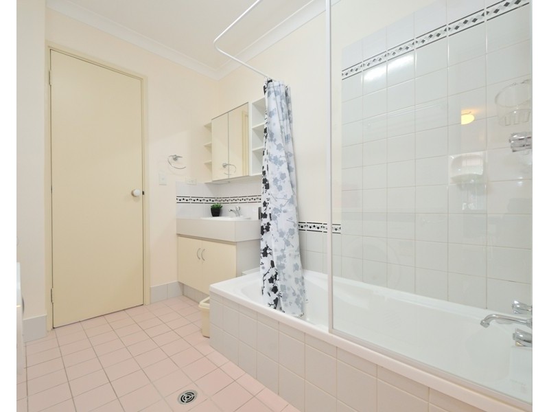 10/2 Pinewood Avenue, Kardinya WA 6163