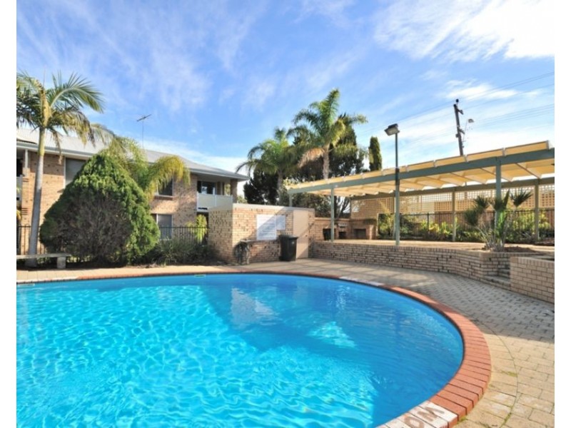 10/2 Pinewood Avenue, Kardinya WA 6163