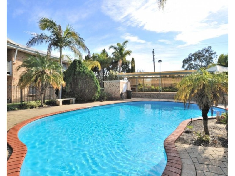 10/2 Pinewood Avenue, Kardinya WA 6163