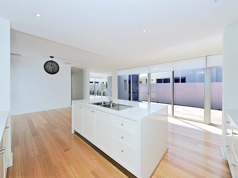 42 Breaksea Drive, North Coogee WA 6163