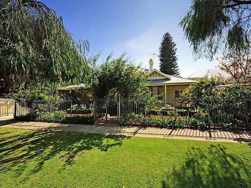11 Irvine Street, Peppermint Grove WA 6011