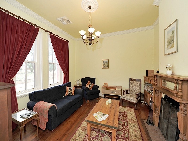 11 South Street, York WA 6302