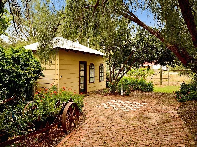 11 South Street, York WA 6302