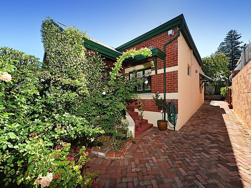 133 Curtin Avenue, Cottesloe WA 6011