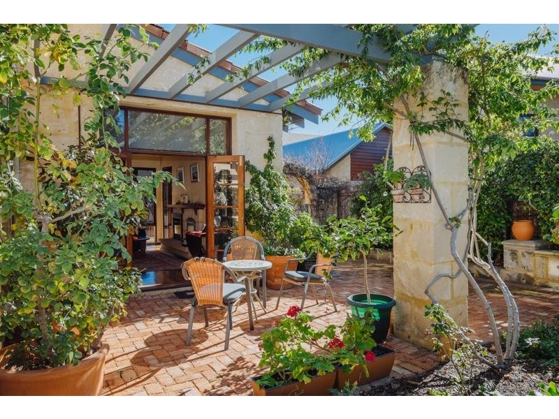 8B James Road, Swanbourne WA 6010