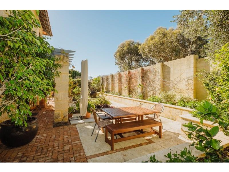 8B James Road, Swanbourne WA 6010